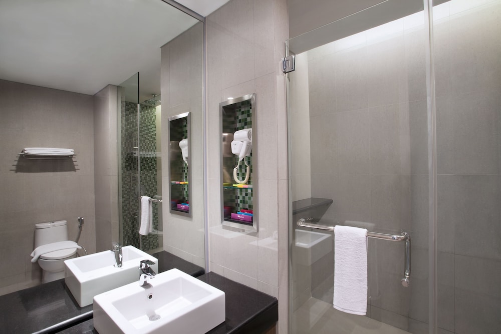 Habitación superior, 2 camas individuales del hotel Ibis Styles Jakarta Sunter. Foto 2