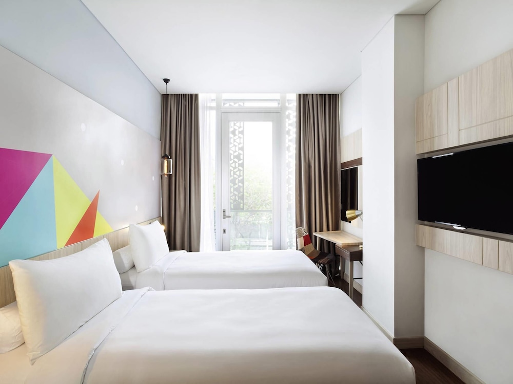 Habitación superior, 2 camas individuales, balcón del hotel Ibis Styles Jakarta Sunter