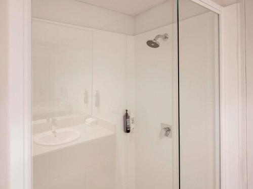 Habitación Triple Estándar del hotel Ibis Styles Sydney Central. Foto 4