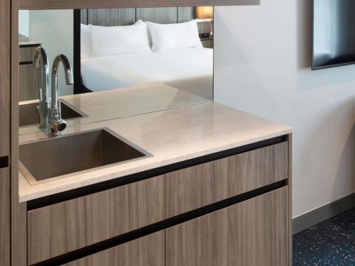 Habitación Deluxe - 1 cama grande del hotel Ibis Styles Sydney Central. Foto 3