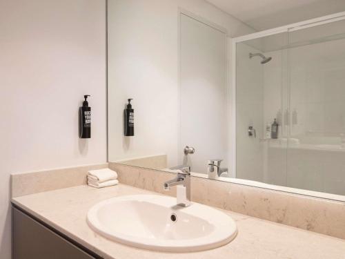 Habitación Deluxe con cama extragrande del hotel Ibis Styles Sydney Central. Foto 5