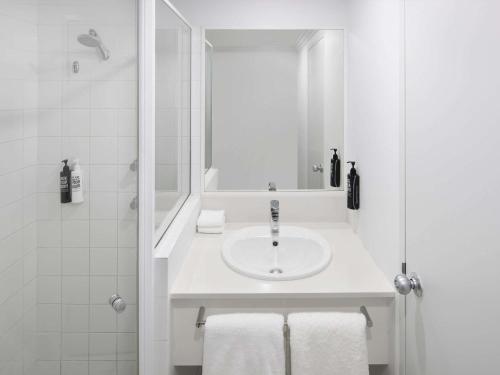Habitación Estándar - Cama extragrande del hotel Ibis Styles Sydney Central. Foto 9