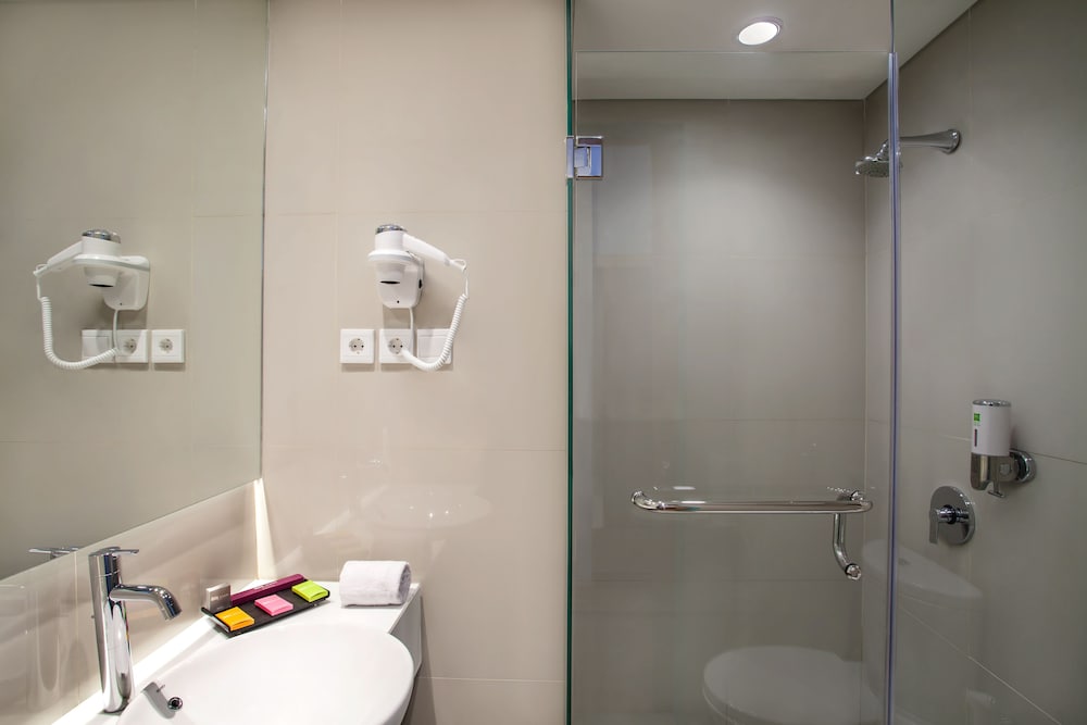 Habitación superior, 1 cama doble del hotel Ibis Styles Cikarang. Foto 4