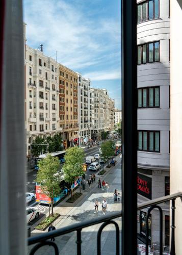 Habitación Vincci con vistas a la Gran Vía del hotel Vincci Vía 66. Foto 1