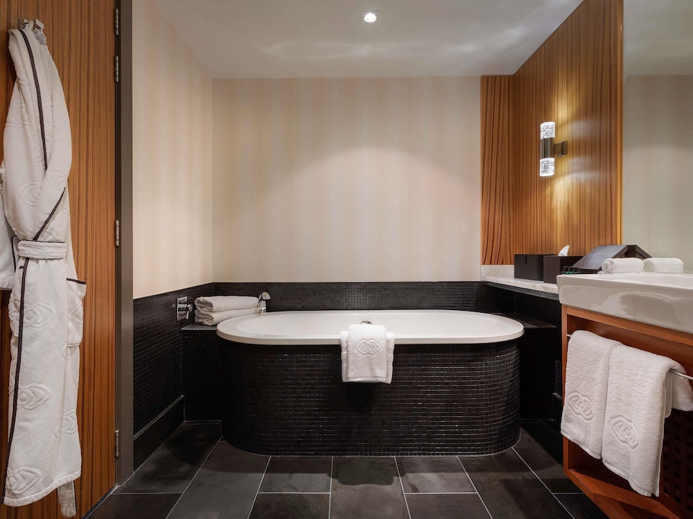 Habitación de Lujo con Balcón, 1 Cama King del hotel Sofitel Auckland Viaduct Harbour. Foto 3