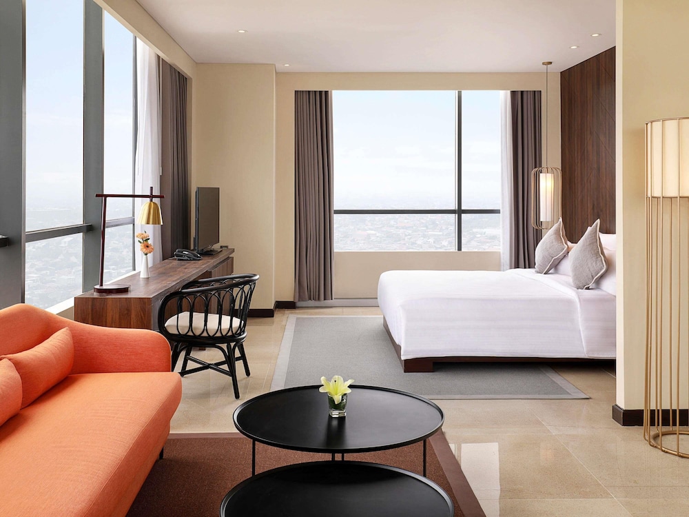 Suite Ejecutiva con 1 cama king size, 1 cama queen size y 2 camas individuales del hotel Novotel Samator Surabaya Timur. Foto 1