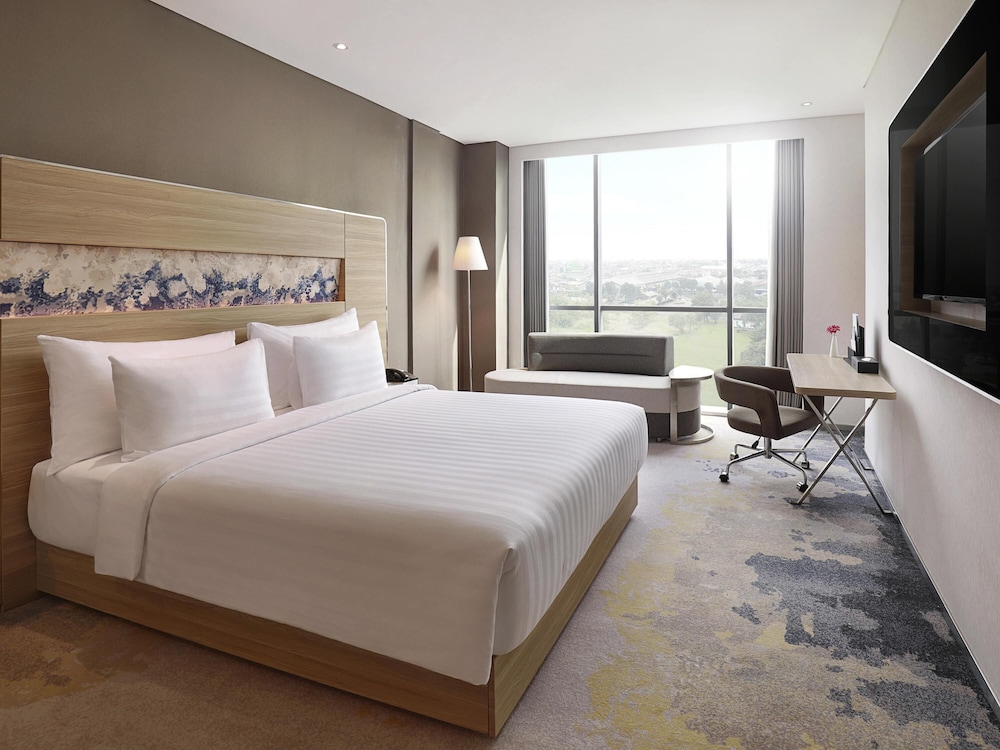Deluxe con cama doble del hotel Novotel Samator Surabaya Timur. Foto 1