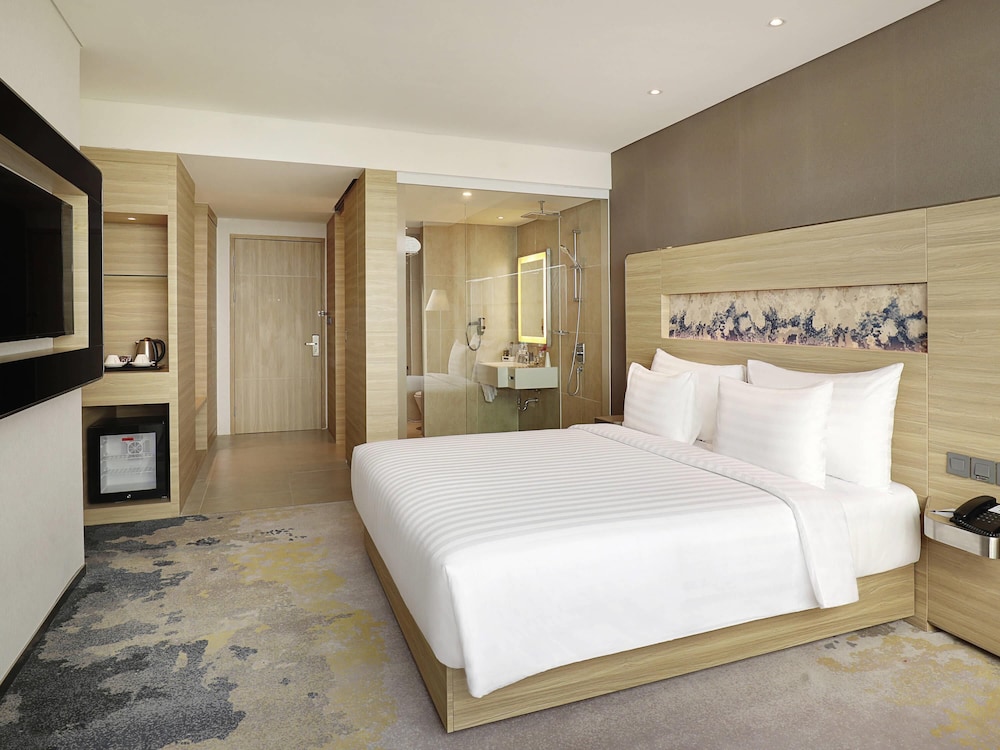Deluxe con cama doble del hotel Novotel Samator Surabaya Timur. Foto 3