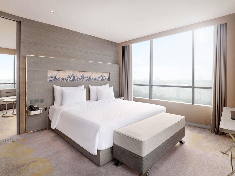 Suite superior con 1 cama king size del hotel Novotel Samator Surabaya Timur. Foto 1