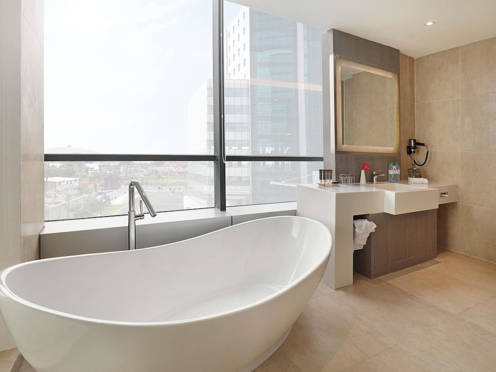Suite superior con 1 cama king size del hotel Novotel Samator Surabaya Timur. Foto 2