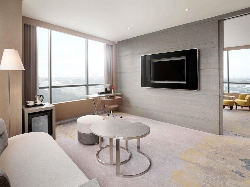 Suite superior con 1 cama king size del hotel Novotel Samator Surabaya Timur. Foto 3