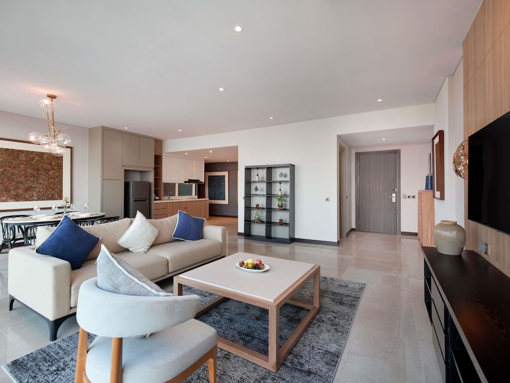 Suite Ejecutiva con 1 cama king size y 2 camas individuales del hotel Novotel Samator Surabaya Timur