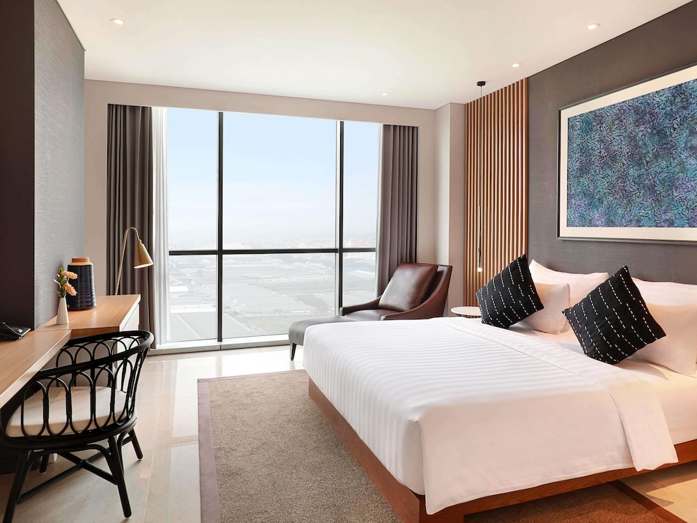 Suite Ejecutiva con 1 cama king size y 2 camas individuales del hotel Novotel Samator Surabaya Timur. Foto 2
