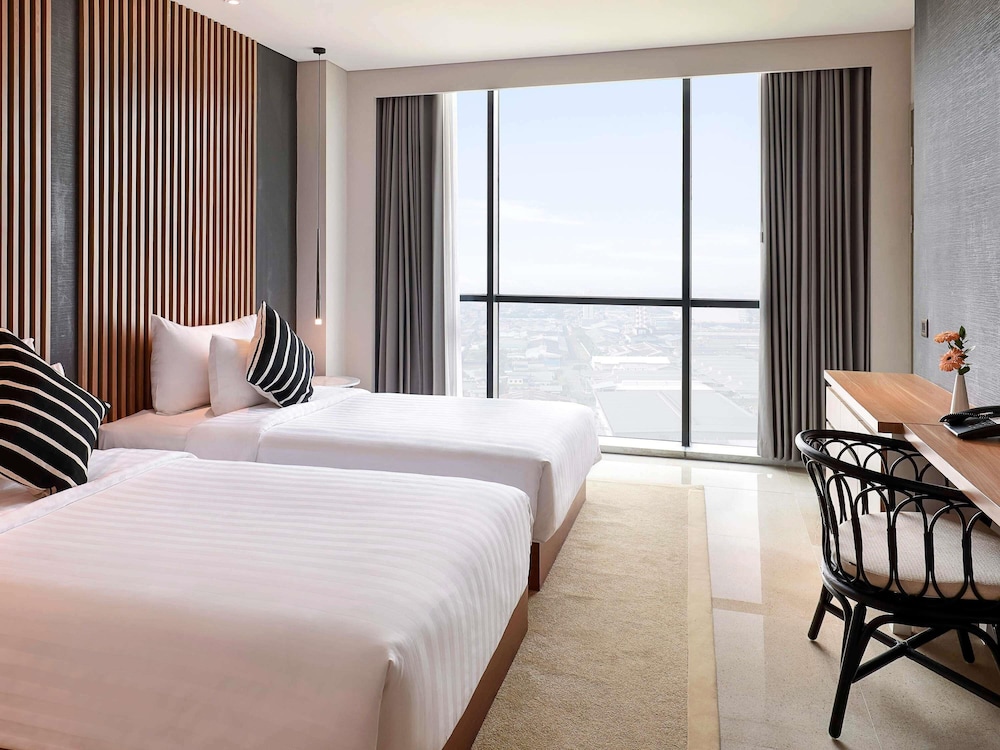 Suite Ejecutiva con 1 cama king size y 2 camas individuales del hotel Novotel Samator Surabaya Timur. Foto 3