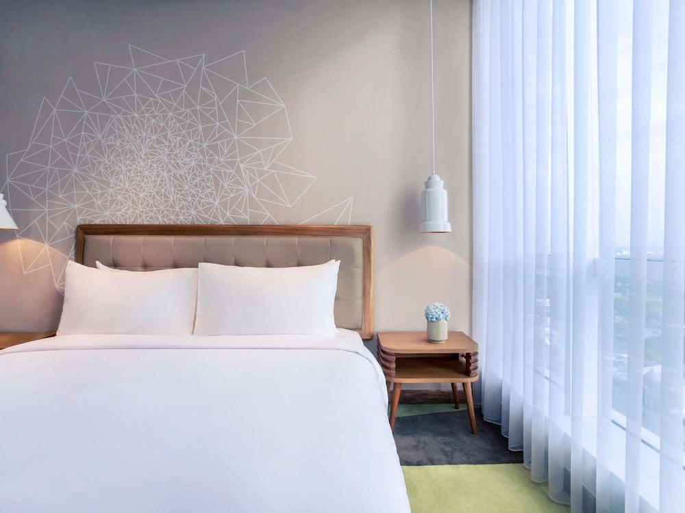 Habitación Privilege con 1 Cama King del hotel Mercure Jakarta Pantai Indah Kapuk. Foto 1
