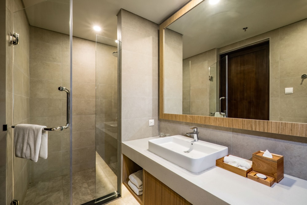 Habitación Premier, 1 cama de matrimonio grande, balcón, vistas al jardín (Family) del hotel Element by Marriott Bali Ubud. Foto 1