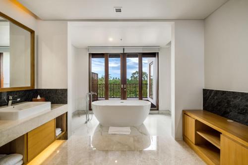 Puri Penthouse, Penthouse, 1 King, Garden view, Balcony with Free Mini Bar, Daily Shuttle to Monkey Forest, Daily Yoga, Free Bike to borrow, Free Fami del hotel Element By Westin Bali Ubud - Chse Certified. Foto 2