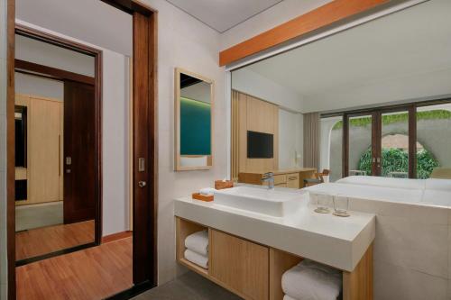Deluxe Twin Room with Pool Access - Garden Level with Free Mini Bar, Daily Shuttle to Monkey Forest, Daily Yoga, Free Bike to borrow, Free Family Acti del hotel Element By Westin Bali Ubud - Chse Certified. Foto 3