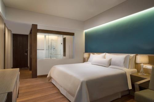 Deluxe Room, Guest room, 1 King, Garden view, Balcony with Daily Shuttle to Monkey Forest, Daily Yoga, Free Bike to borrow, Free Family Activity and 2 del hotel Element By Westin Bali Ubud - Chse Certified. Foto 2
