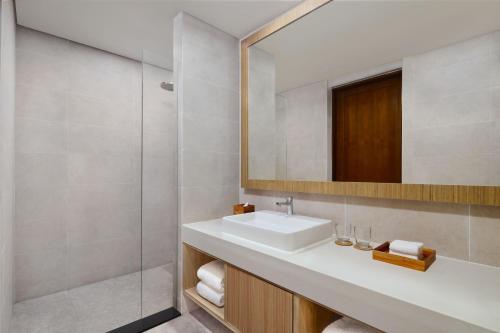 Deluxe Premier Room, Guest room, 1 King, Garden view, Balcony with Free Mini Bar, Daily Shuttle to Monkey Forest, Daily Yoga, Free Bike to borrow, Fre del hotel Element By Westin Bali Ubud - Chse Certified. Foto 1
