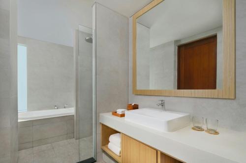 Deluxe Premier King Room with Bathtub and Garden View, Balcony with Free Mini Bar, Daily Shuttle to Monkey Forest, Daily Yoga, Free Bike to borrow, Fr del hotel Element By Westin Bali Ubud - Chse Certified. Foto 1