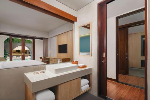 Deluxe King Room with Pool Access - Garden Level with Free Mini Bar, Daily Shuttle to Monkey Forest, Daily Yoga, Free Bike to borrow, Free Family Acti del hotel Element By Westin Bali Ubud - Chse Certified. Foto 3