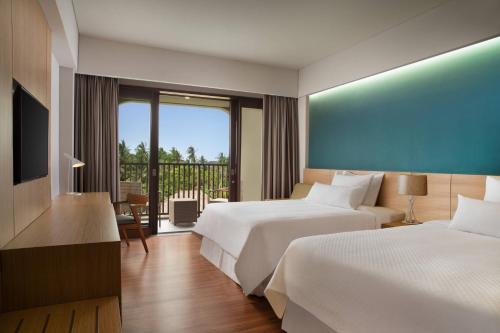 Deluxe Room, Guest room, 2 Twin/Single Bed(s), Garden view, Balcony with Daily Shuttle to Monkey Forest, Daily Yoga, Free Bike to borrow, Free Family del hotel Element By Westin Bali Ubud - Chse Certified