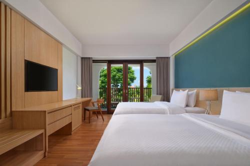 Deluxe Room, Guest room, 2 Twin/Single Bed(s), Garden view, Balcony with Daily Shuttle to Monkey Forest, Daily Yoga, Free Bike to borrow, Free Family del hotel Element By Westin Bali Ubud - Chse Certified. Foto 1