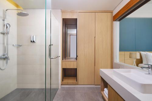 Deluxe Room, Guest room, 2 Twin/Single Bed(s), Garden view, Balcony with Daily Shuttle to Monkey Forest, Daily Yoga, Free Bike to borrow, Free Family del hotel Element By Westin Bali Ubud - Chse Certified. Foto 3