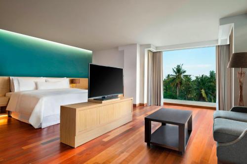 Punyan Suite Room, 1 Bedroom Suite, 1 King, Garden view, Balcony with Free Mini Bar, Daily Shuttle to Monkey Forest, Daily Yoga, Free Bike to borrow, del hotel Element By Westin Bali Ubud - Chse Certified