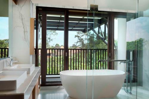 Punyan Suite Room, 1 Bedroom Suite, 1 King, Garden view, Balcony with Free Mini Bar, Daily Shuttle to Monkey Forest, Daily Yoga, Free Bike to borrow, del hotel Element By Westin Bali Ubud - Chse Certified. Foto 1