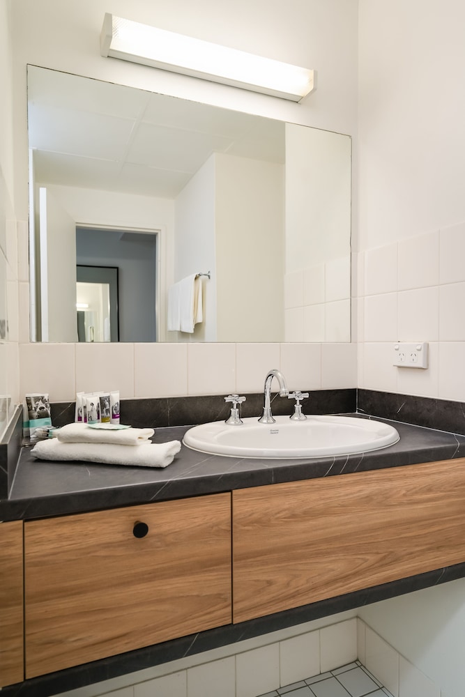 Habitación Superior con Cama Queen y 2 Camas Individuales del hotel Mercure Albury. Foto 7