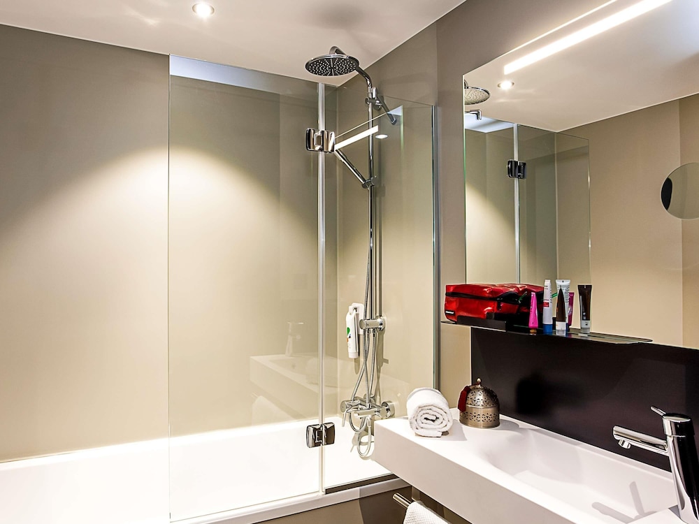 Cómodas habitaciones con 2 camas individuales. Edición limitada del hotel Ibis Styles Genève Carouge. Foto 5