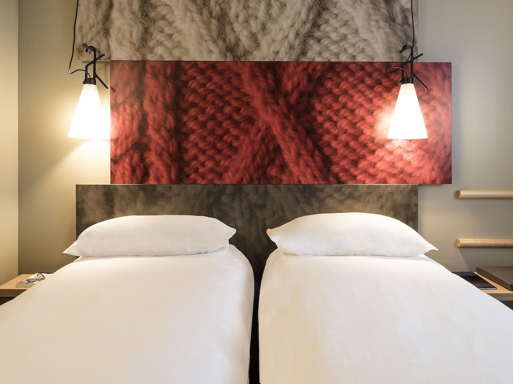 Habitación con dos camas individuales de 80 x 200 cm (31,4 x 78,7 pulgadas) del hotel Ibis Baden Neuenhof