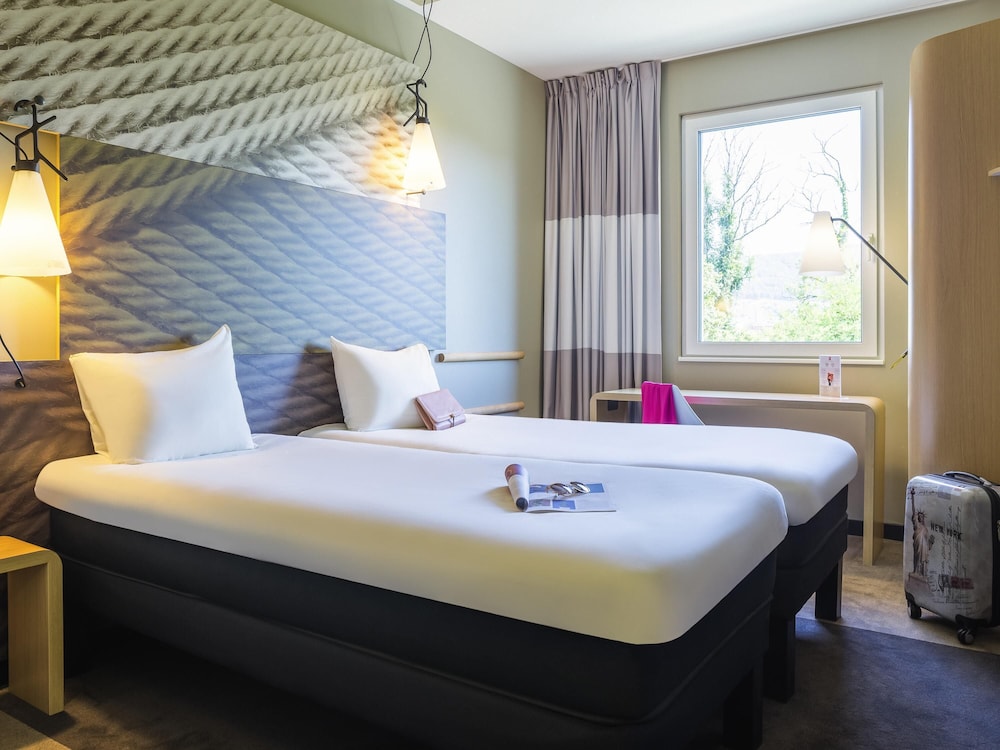 Habitación con dos camas individuales de 80 x 200 cm (31,4 x 78,7 pulgadas) del hotel Ibis Baden Neuenhof. Foto 5