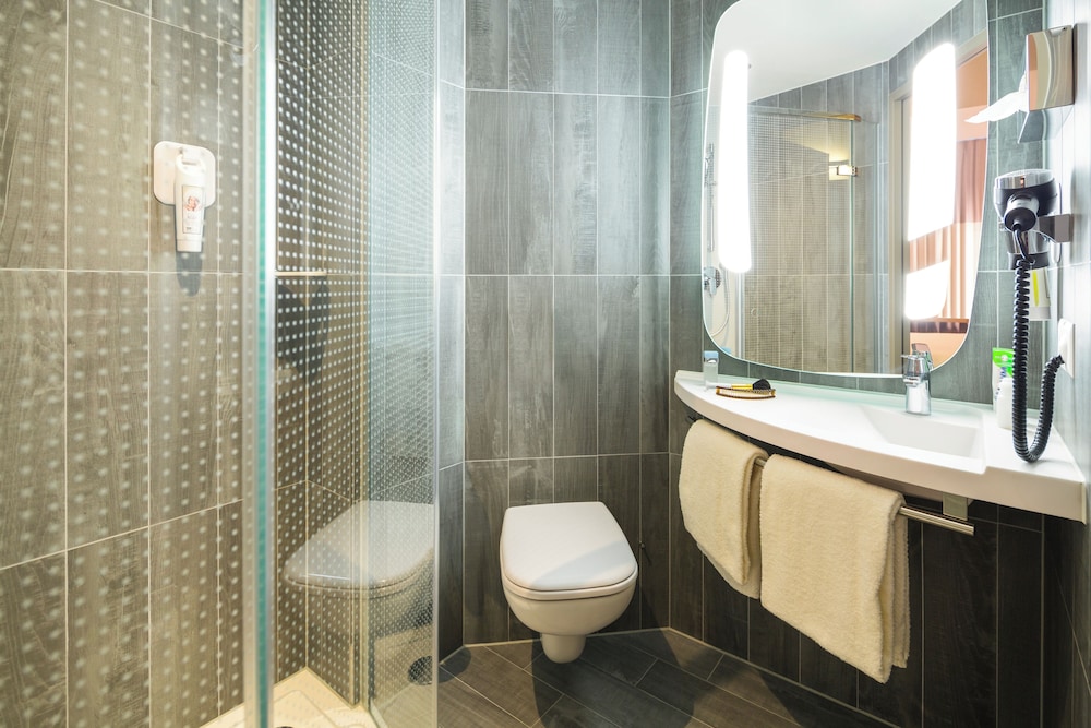 Habitación con dos camas individuales de 80 x 200 cm (31,4 x 78,7 pulgadas) del hotel Ibis Baden Neuenhof. Foto 6