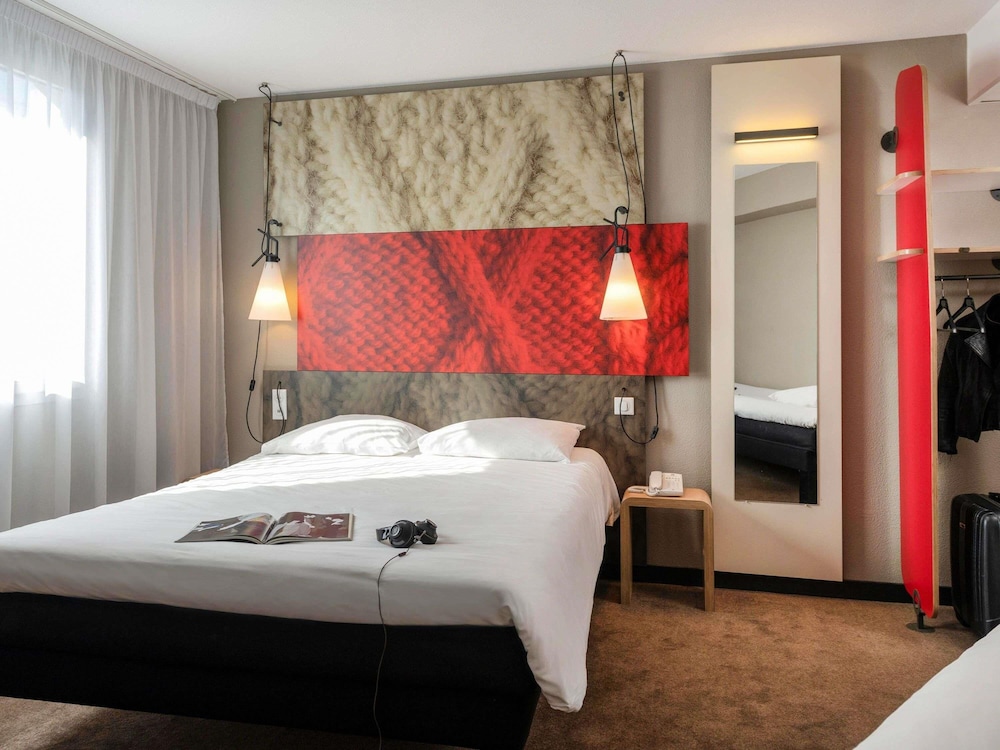 Habitación con 1 cama doble de 160 x 200 cm (63 x 79 pulgadas) y 1 cama individual de 80 x 200 cm (31 x 79 pulgadas) del hotel Ibis Baden Neuenhof. Foto 6