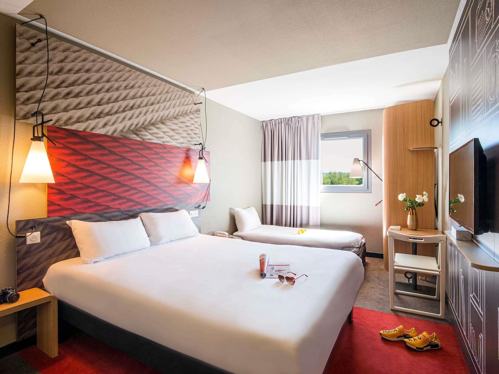 Habitación Superior con cama doble y cama individual del hotel Ibis Baden Neuenhof