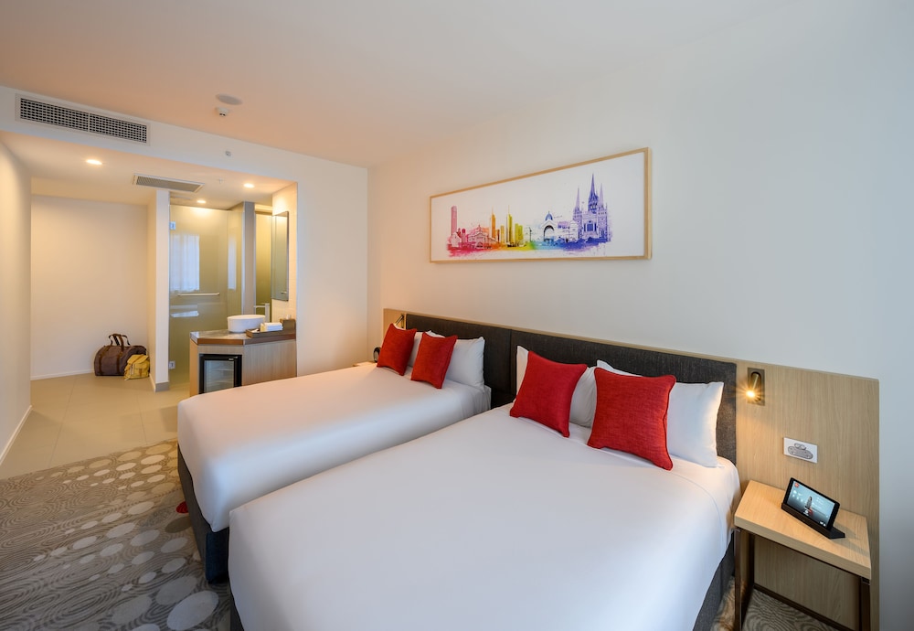 Habitación Superior con 2 camas dobles del hotel Ibis Melbourne Central. Foto 1