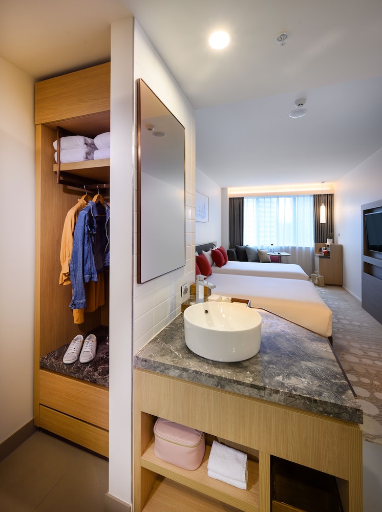 Habitación Superior con 2 camas dobles del hotel Ibis Melbourne Central. Foto 9