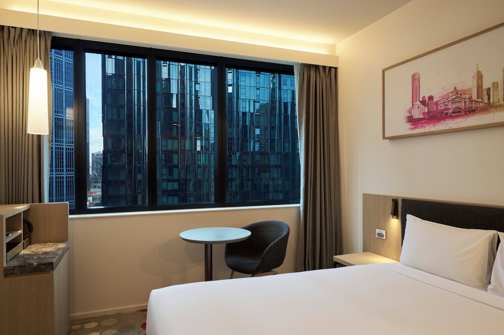 Habitación Superior con 2 camas dobles del hotel Ibis Melbourne Central. Foto 10