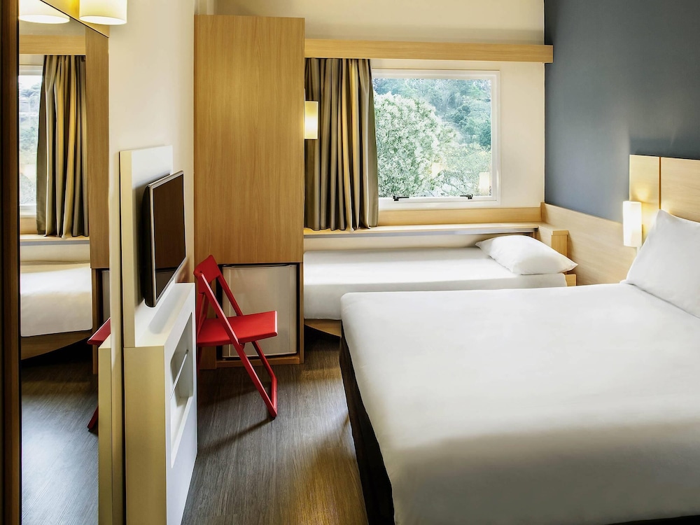 Habitación Standard con 1 cama doble y 1 cama infantil del hotel Ibis Juiz De Fora. Foto 6