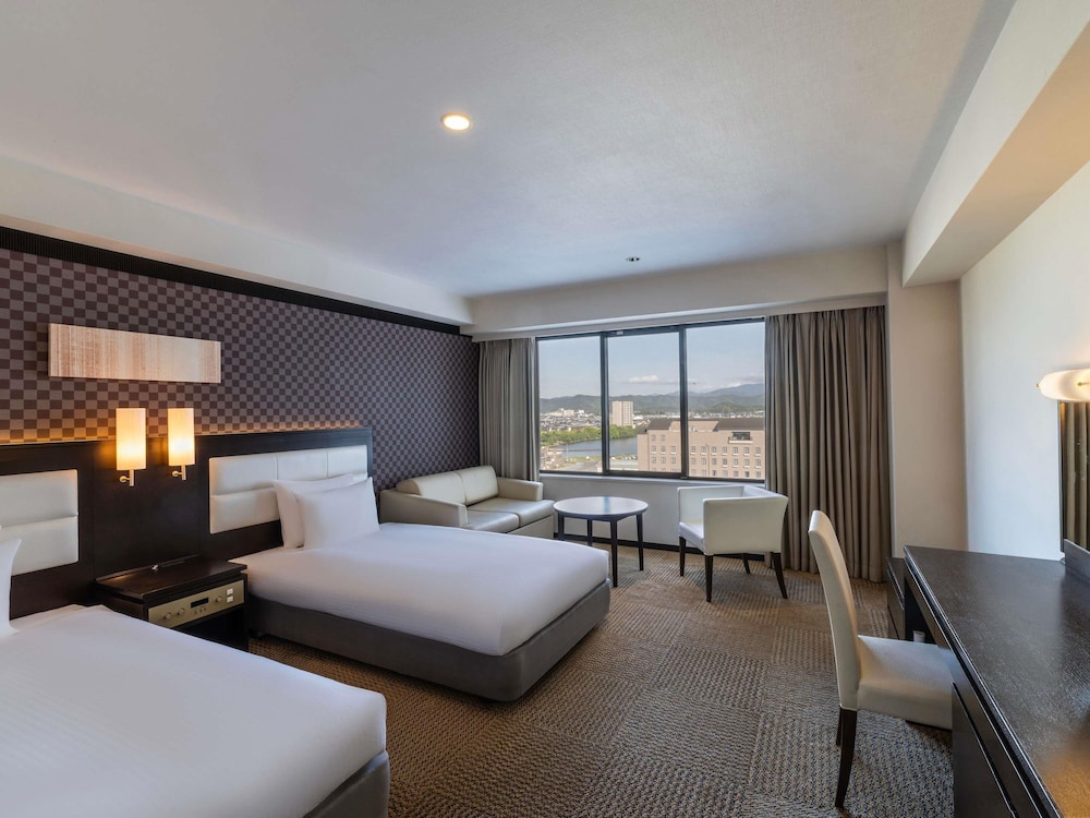 Habitación estándar, varias camas, junto al lago del hotel Grand Mercure Lake Biwa Resort & Spa. Foto 9