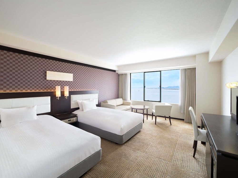 Habitación estándar, varias camas, junto al lago del hotel Grand Mercure Lake Biwa Resort & Spa. Foto 10
