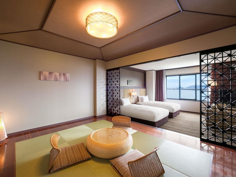 Junior Suite estándar, estilo japonés - occidental, 2 camas individuales y 2 futones, junto al lago del hotel Grand Mercure Lake Biwa Resort & Spa. Foto 3
