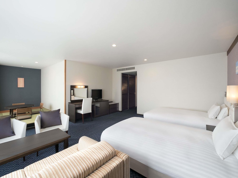 Habitación estándar, 2 camas individuales, vistas al lago (Estilo japonés - occidental) del hotel Grand Mercure Lake Biwa Resort & Spa. Foto 9