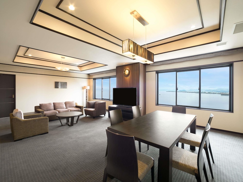 Suite Deluxe, varias camas, vistas al lago del hotel Grand Mercure Lake Biwa Resort & Spa