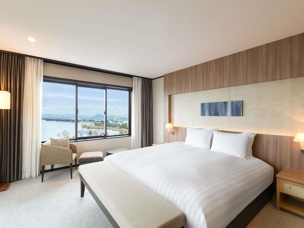 Suite Deluxe, varias camas, vistas al lago del hotel Grand Mercure Lake Biwa Resort & Spa. Foto 2