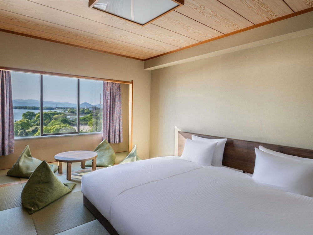 Habitación estándar familiar, estilo japonés moderno, 2 camas individuales y 3 futones del hotel Grand Mercure Lake Biwa Resort & Spa