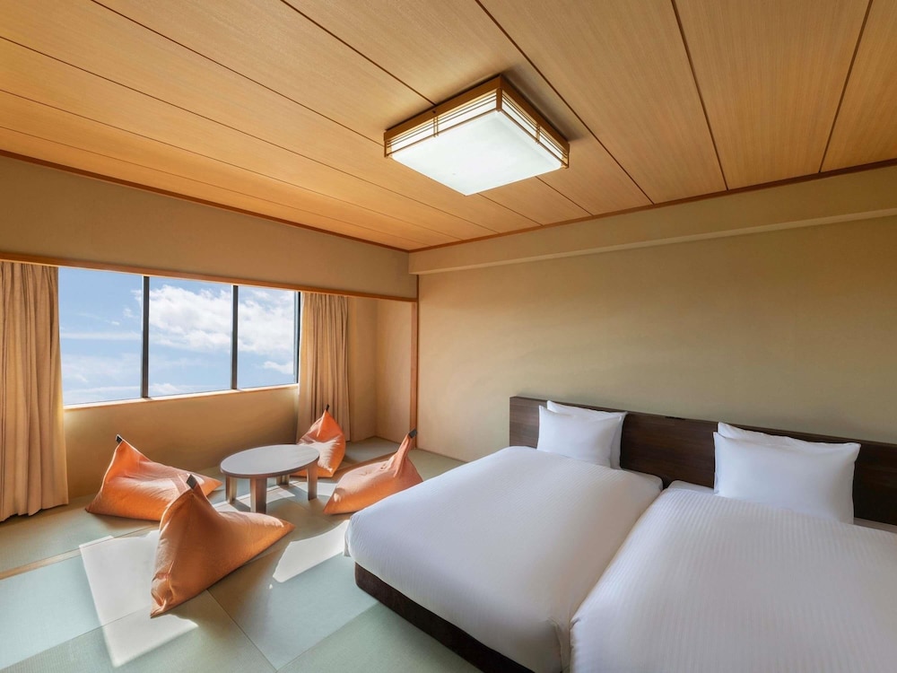 Habitación estándar familiar, estilo japonés moderno, 2 camas individuales y 3 futones del hotel Grand Mercure Lake Biwa Resort & Spa. Foto 9